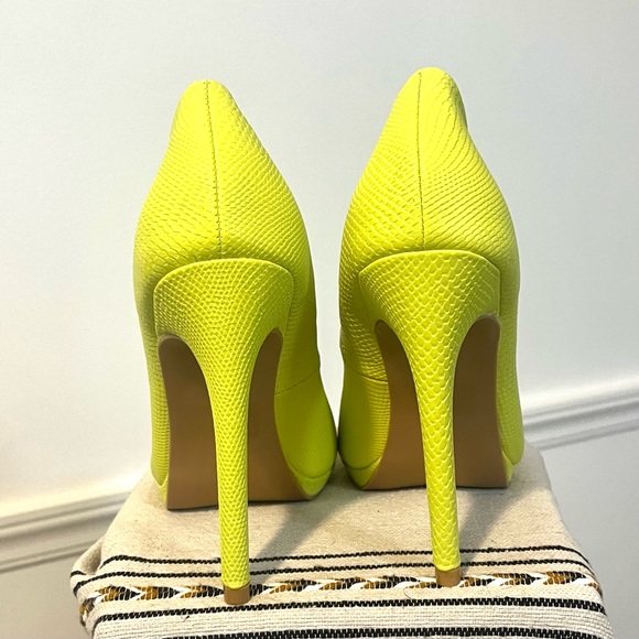 Bright florescent yellow snake embossed stilettos, micro platform. - Picture 3 of 6